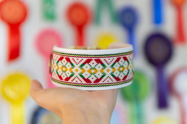 5 cm pločio biotano antkaklis su tautine juosta ir sumažintu 2,5 cm žalvario karabinu 30-37 cm